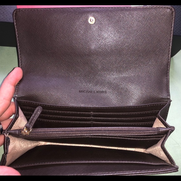 Micheal Kors Wallet. - Picture 2 of 3